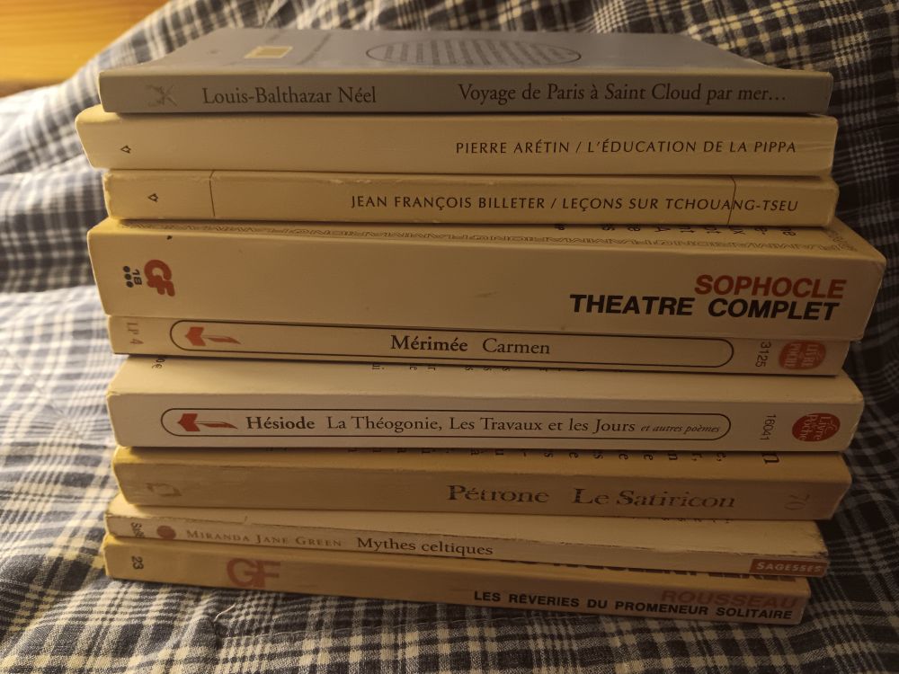 Une petite pile de livres que j'ai sauvé de la destruction (trop long à expliquer). Parmi eux (entre autres) : Mérimée, Sophocle, Hésiode, Pétrone, l'Arétin, J.-J. Rousseau, J.-F. Billeter...