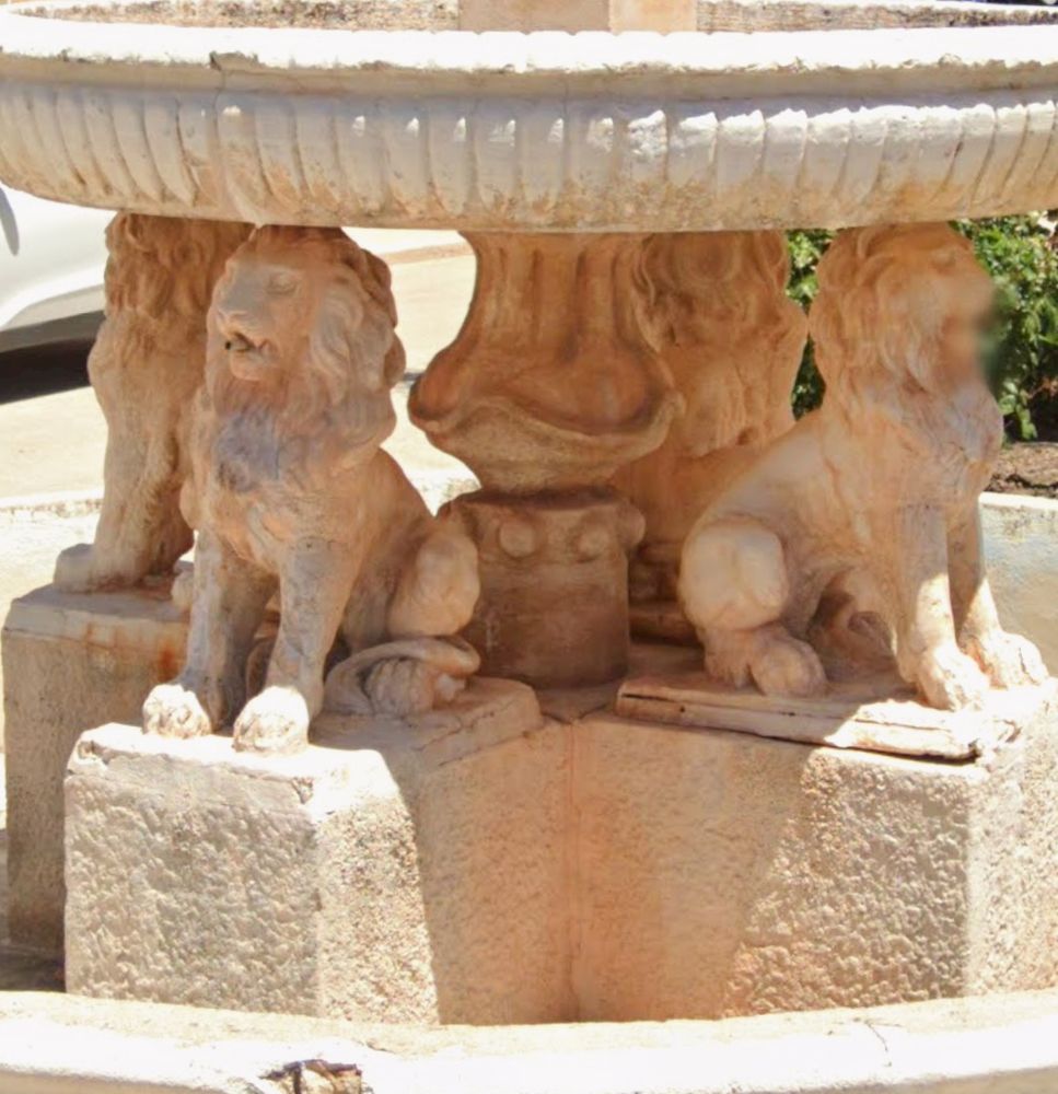 Fuente pública con leones en La Mancha.