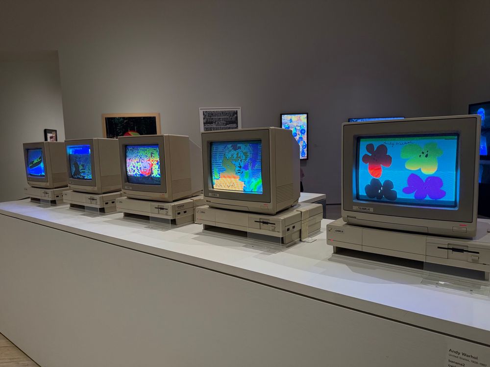 Amigas showing Warhol works