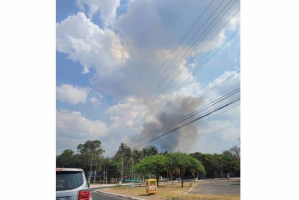 Pista do Aeroporto de Brasília é fechada após incêndio em vegetação