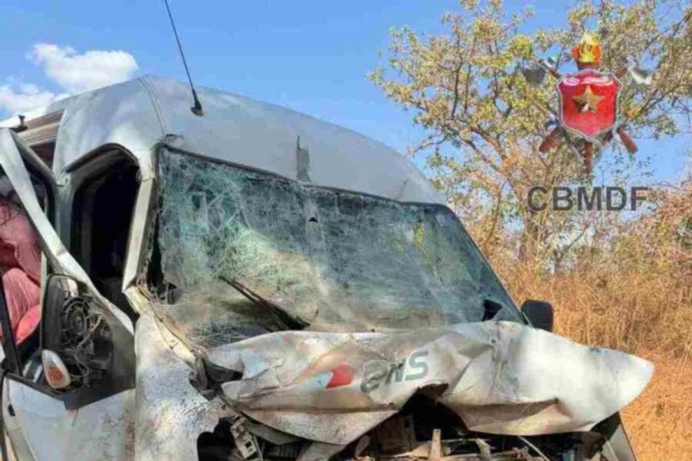 Homem fica ferido em colisão entre van e carreta em Brazlândia