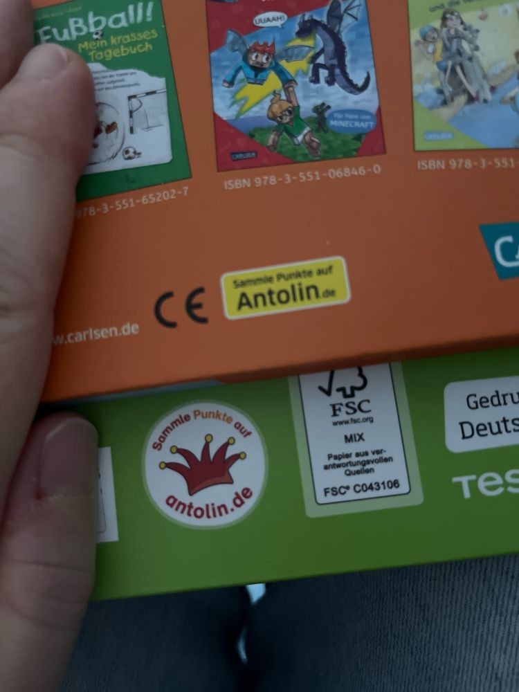 Buchrücken mit kleinen Bildern, u.a. Barcodes, Siegel und dem Vermerk, das sie in Antolin zu finden sind