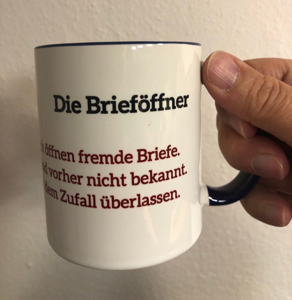 Tasse des Podcasts „Die Brieföffner“ mit Erkennungsspruch.