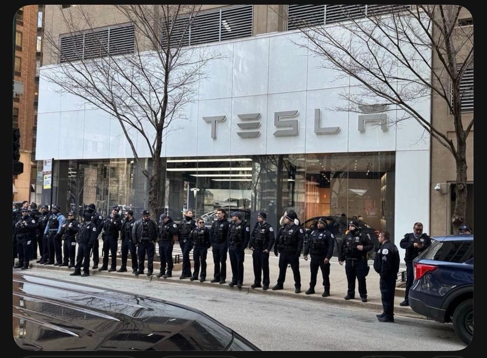 Chicago PD Defending Tesla Dealership
25 cops in front of a Tesla dealership