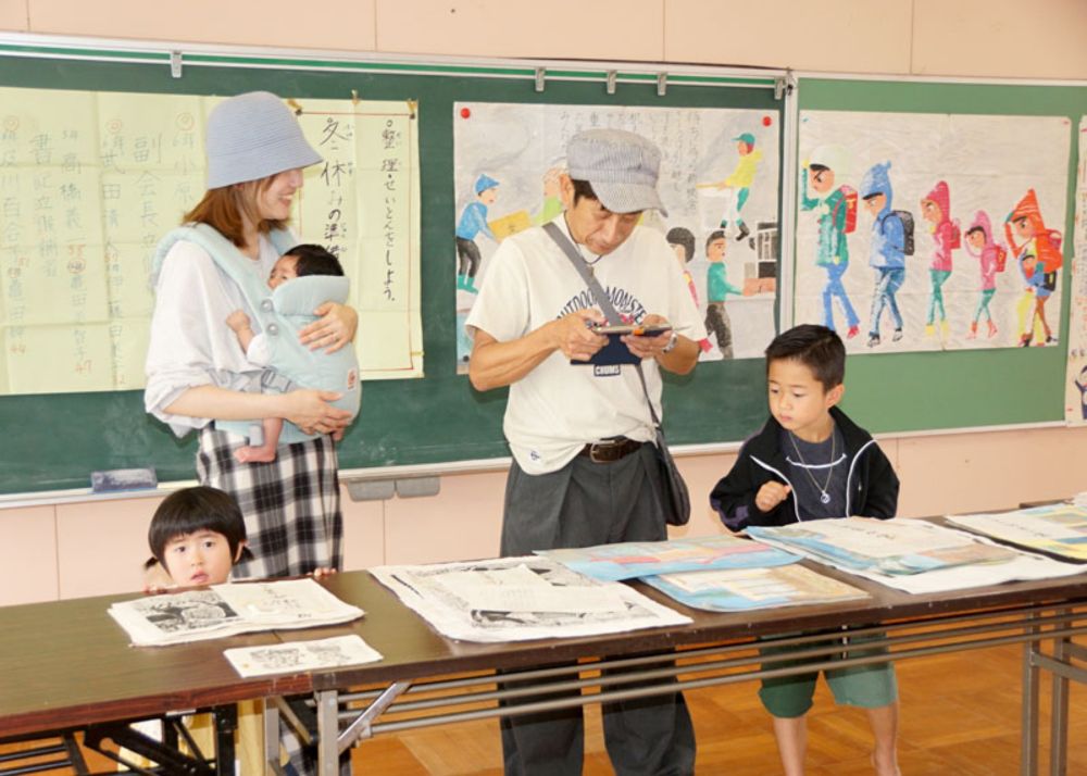 半世紀前に思いはせ　タイムカプセルの品公開　北上・旧煤孫小１００周年で埋設