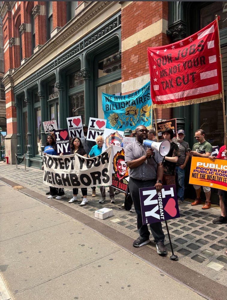 Signs from the #NoGraciasNoValor action