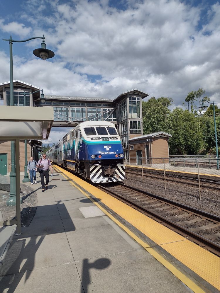 Sounder N line track with a trailing F59PHI at Mukliteo Station 