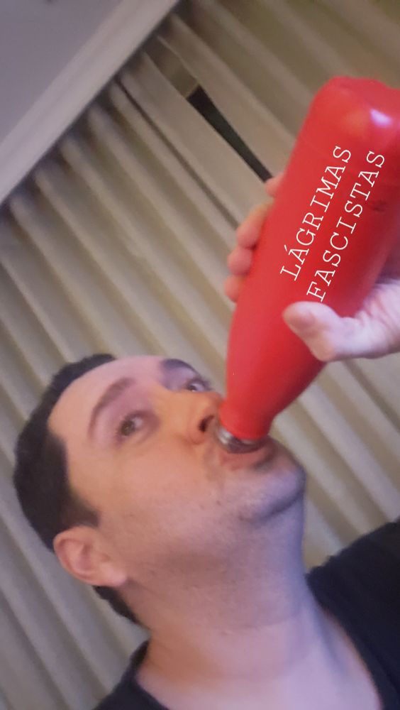 lágrimas fascistas sendo deliciosamente bebidas