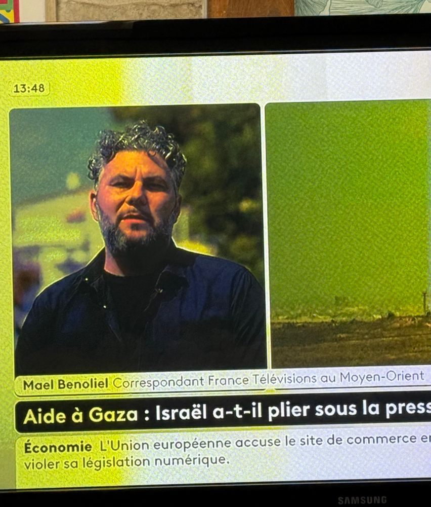 Photo d’une TV diffusant France Info où il est écrit « Aide à Gaza : Israël a-t-il plier sous la… » 