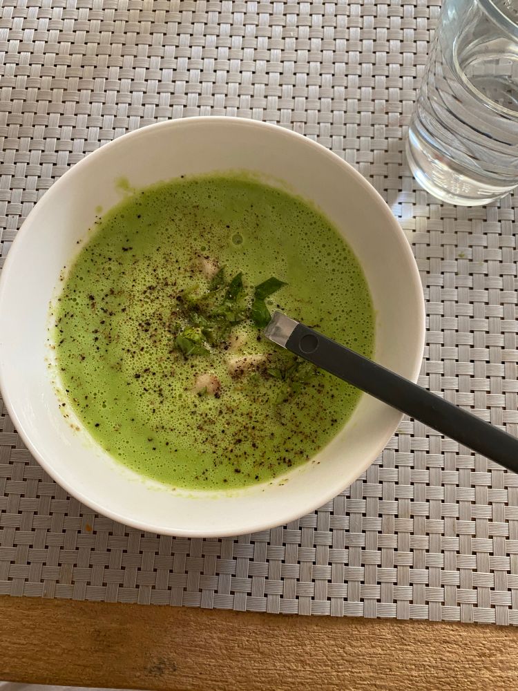 Kwamkwammerdoep met doperwten, karnemelk, citroen en munt. Ik vergat de peper dus die kwam later. 