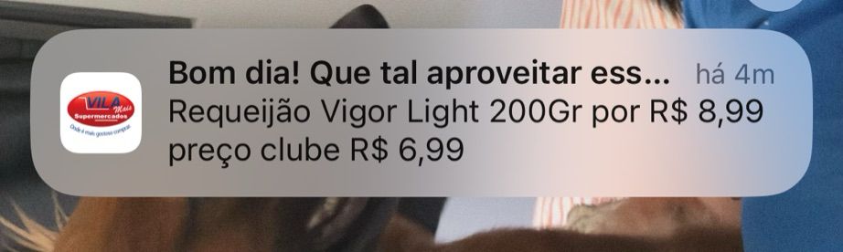 Notificação de aplicativo de supermercado com oferta de requeijão Vigor de R$8,99 por R$6,99.