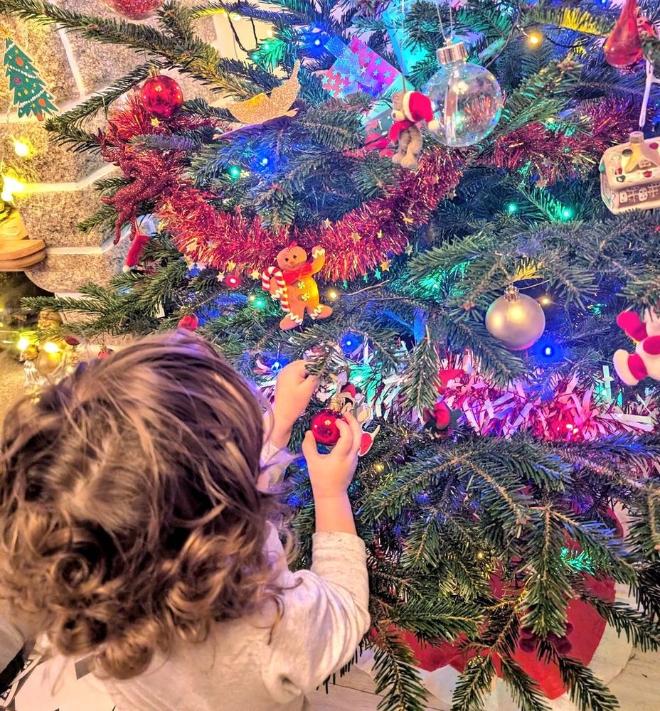 #baeby met une boule rouge dans le sapin 
