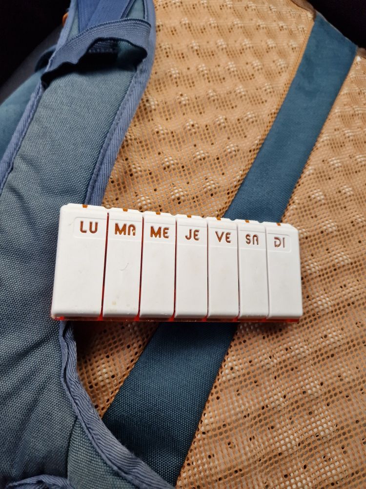 Pilulier pour la semaine. Du lundi au dimanche. Orange et blanc