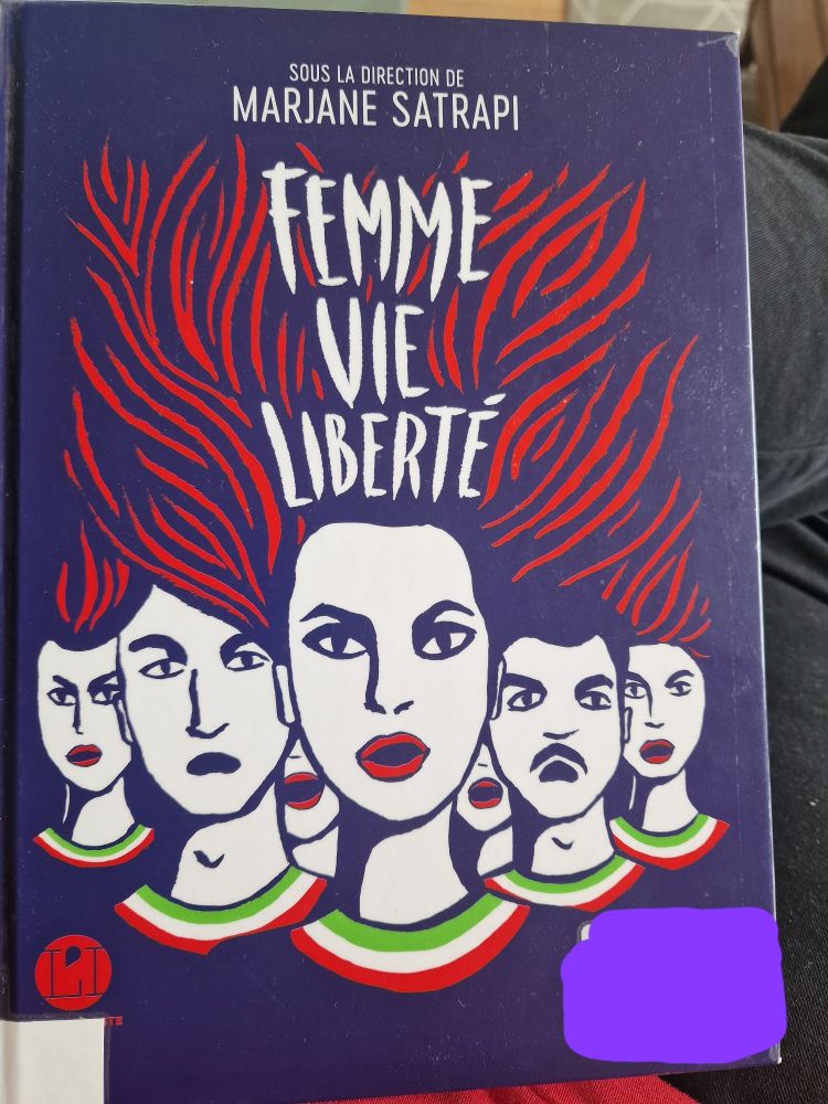 Couverture de la bande dessinée femme vie liberté
Le fond est violet, des têtes d'hommes et de femmes, yeux et bouches  grandes ouvertes. Les cols de leurs tricots sont aux couleurs de l'Iran
Edition L'iconoclaste
