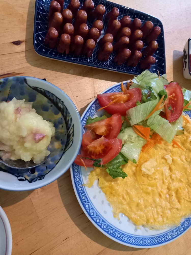 タコウインナー、ポテトサラダ、平たいスクランブル卵焼きとレタスやトマトのカットサラダ