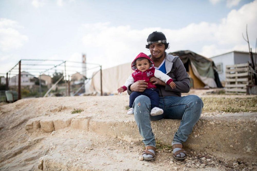 Awda Al-Hathaleen et l'un de ses enfants. © Breaking the Silence