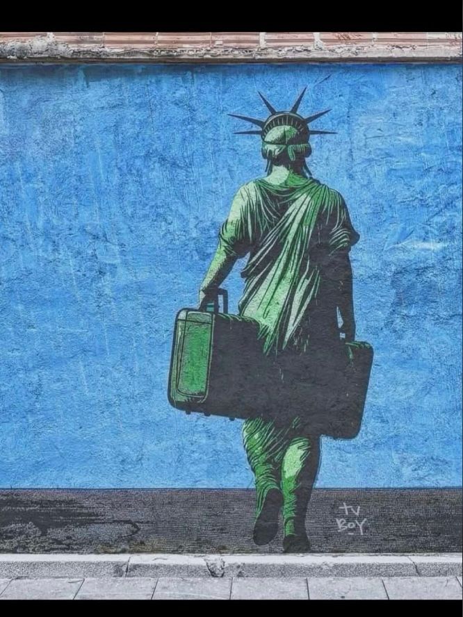 Graffiti mit der amerikanischen Freiheitsstatue, die mit gepackten Koffern weggeht.