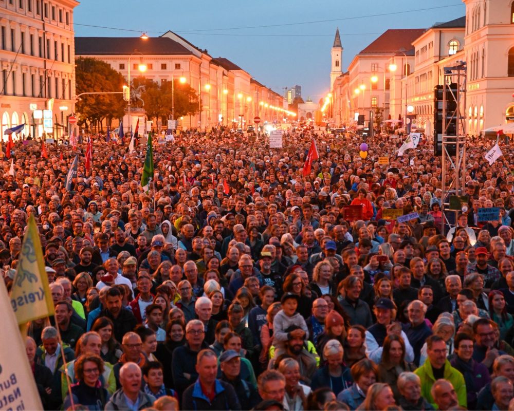 35.000 Demonstranten auf dem Münchner Odeonsplatz