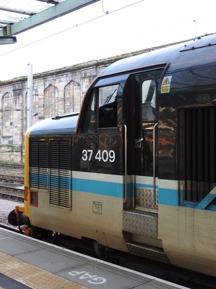 LSL 37409 has just backed onto the SRPS’ 37403 and awaits to take the train home to Linlithgow via Newcastle.