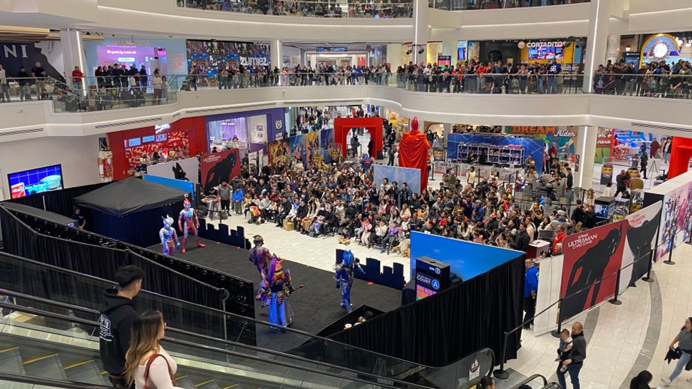 The Ultraman stage show from behind, showing off a massive crowd across three levels of the mall. Astoundingly there is once again someone in full GUTS uniform seated for the show, and it is definitely a different someone
