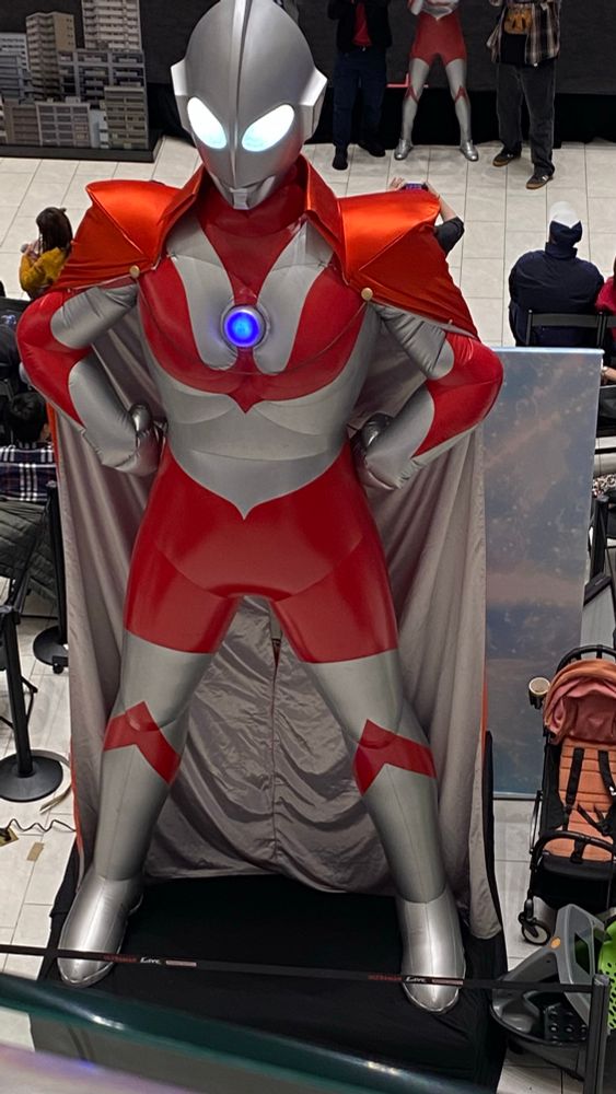 Man in mantle, breasting boobily on the plinth