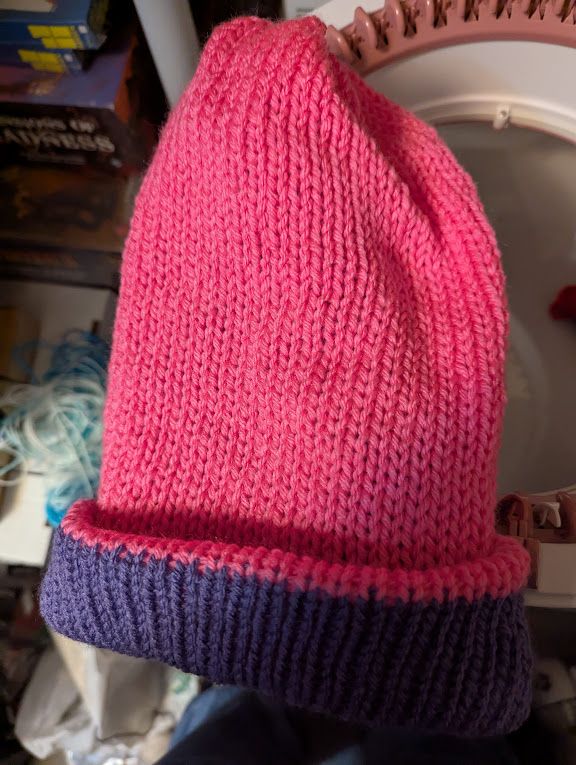 Knit hat in pink with a purple brim