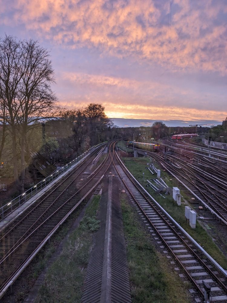 Sonnenuntergang.
Zu sehen sind die Gleisanlagen vom 
U / S Bahnhof Hamburg Barmbek