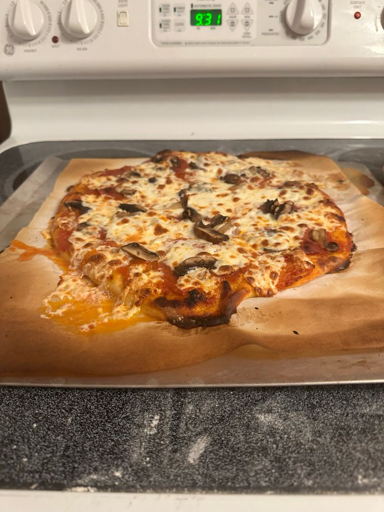 Jalapeno Crust, pep, onion, mushroom, home made san marzano tomato sauce, fresh mozz. Cabin creation.