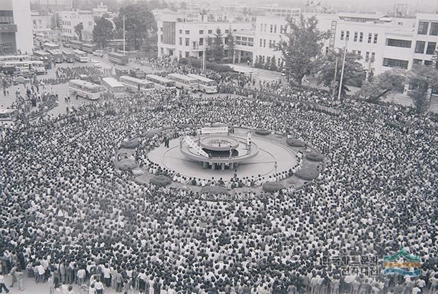 1980년 5월 광주 민주항쟁 당시 전남도청앞 로터리에 집결한 시위대의 사진
