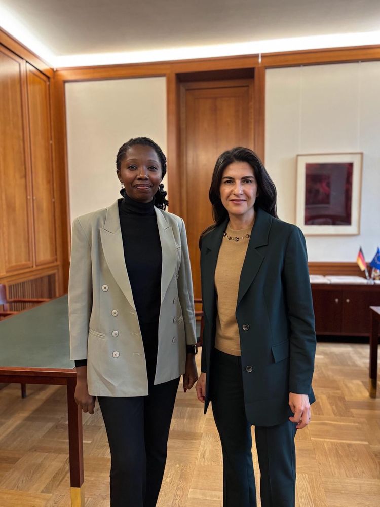 Auf dem Foto steht Serap Güler neben der Preisträgerin im Büro der Staatsministerin im Auswärtigen Amt. 