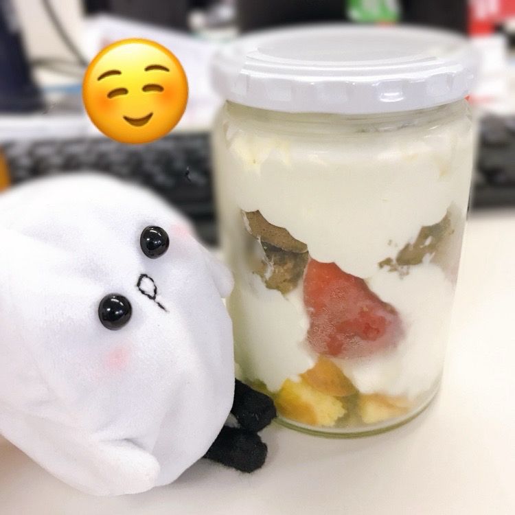 クッキー、生クリーム、イチゴを瓶に詰めた「瓶パフェ」と、ぱる坊のぬいぐるみが映っています。