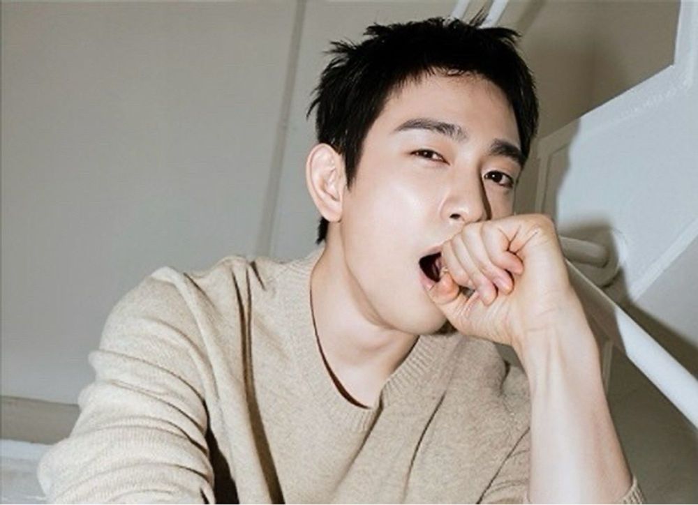 Ator e cantor Jinyoung (GOT7) bocejando.