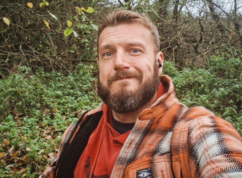 It's me, my beard is taking over my face and I'm wearing a lot of plaid. 