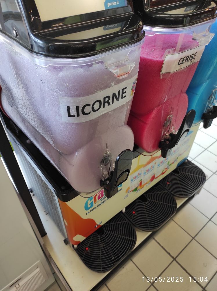 Un distributeur de granité saveur licorne
