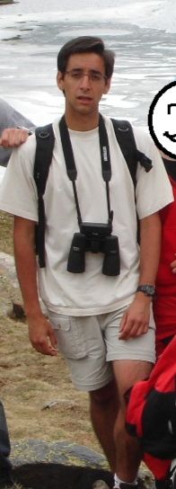 Recorte de la foto del bluit anterior, solo de mi persona. Salgo con la boca entreabierta, con una cara de tonto que no puedo con ella.