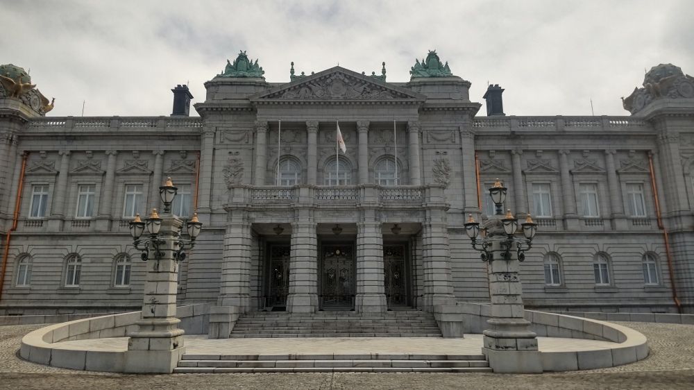 本館の車寄せから。
ここが正面玄関です。