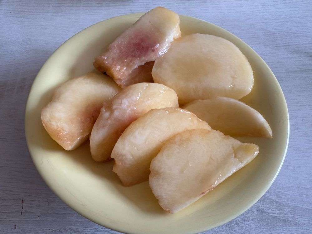 黄色いお皿に乗った切られた桃たち
瑞々しく美味しそう