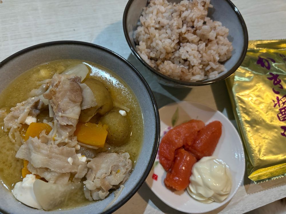 左から、じゃがいもと豚コマと豆腐とえのきとカボチャの豚汁、雑穀ごはん、明太子3つとマヨ、かき醤油かかれた金の包装の海苔