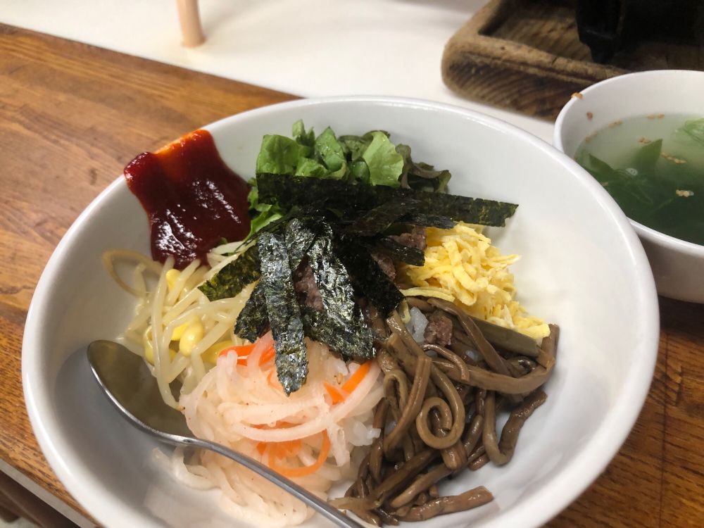 素晴らしいピビンバ
右からコサリ、大根と人参、もやしのナムル達、左上からチョジャン、サンチュの刻んたの、錦糸卵、真ん中にきざみ海苔