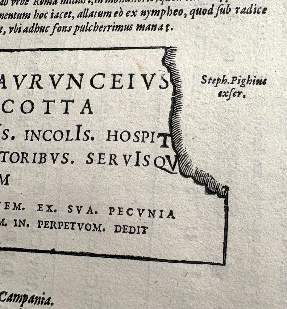 Detail of a woodcut integrated in a typeset text to display visual damage on a funeral stone.