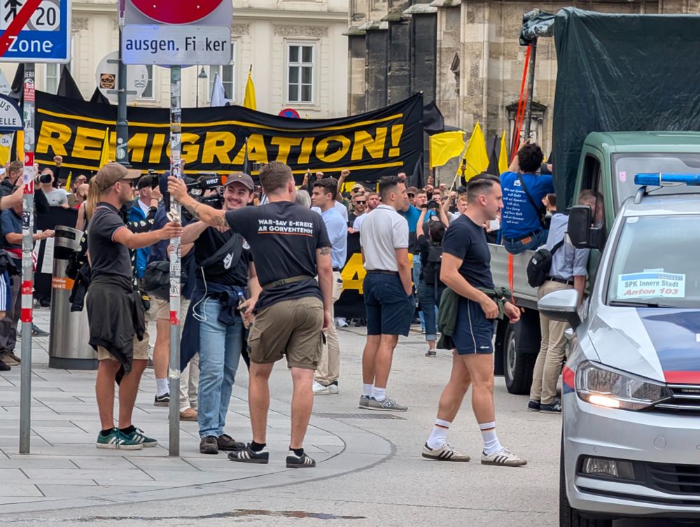 Foto von der Demo - mit Remigrationsbanner. 