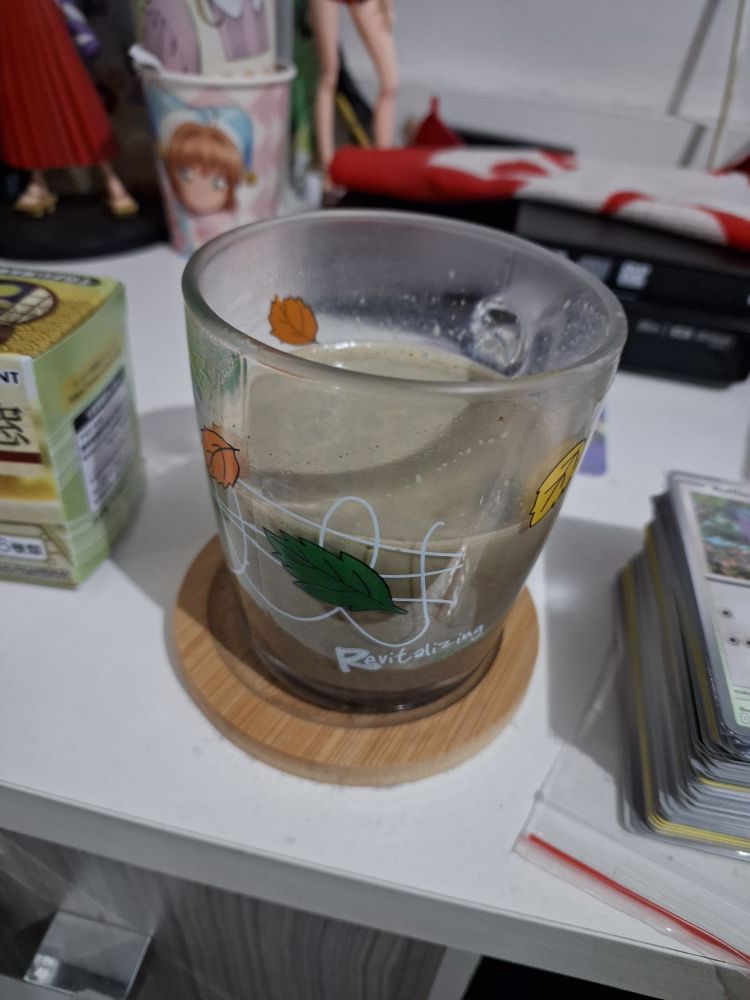 Foto de uma xícara com a bebida hojichá latte