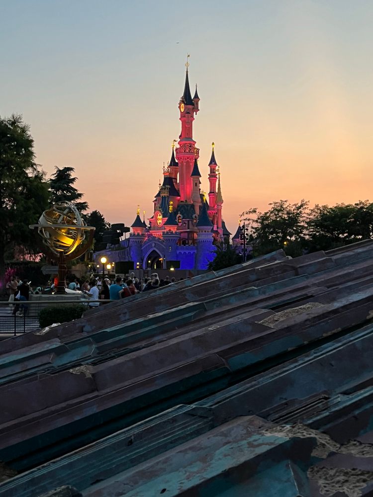 Sleeping Beauty’s Castle bij zonsondergang vanuit Discoveryland