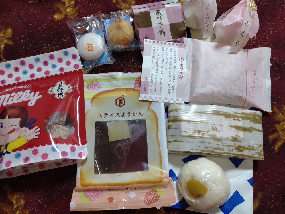 と思ったけど1と2が凄過ぎて霞む　手前のお饅頭は赤飯まんじゅう　五建さんは年中水無月をお作りとのことで3色を買いました(紙でくるんであるやつ)　葛湯は大好きなので　スライスようかんは季節限定ベリー　ちっこい2つ(あんこのスコーンと白味噌最中)は笹屋さんの若手さんたちの別ブランドとか
