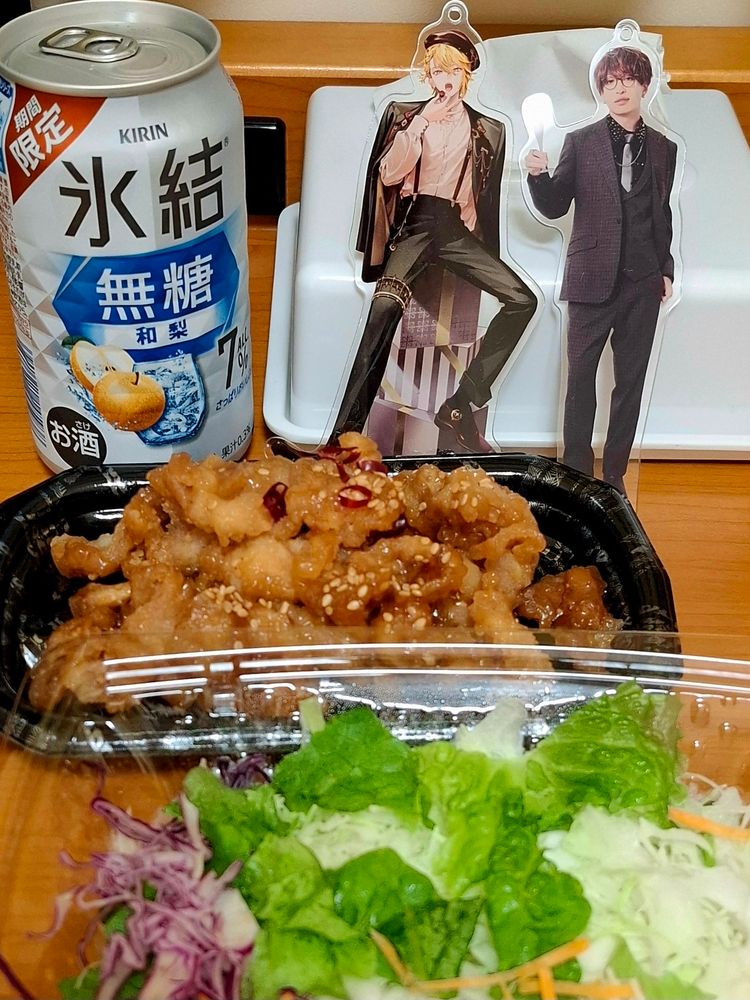 対象的な乾杯ベイベぇくんとBr♡unくん 無糖梨氷結 鶏皮の甘辛 キャベツサラダ