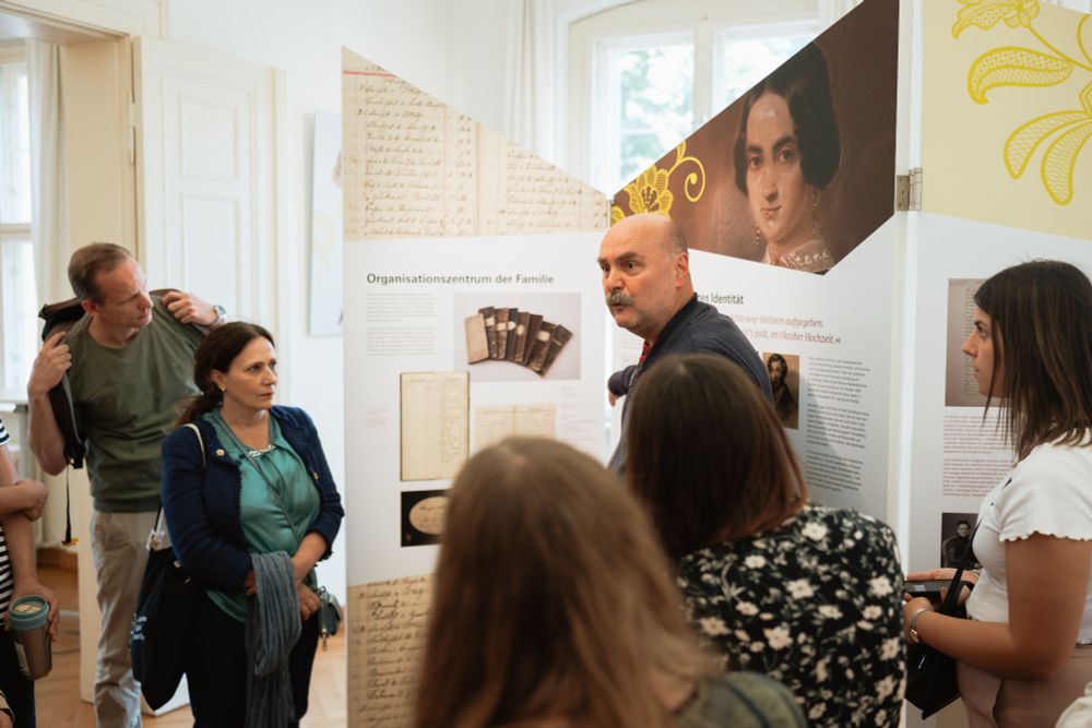 Führung einer Gruppe von Teilnehmenden der EDUC-Summerschool durch die Emilie200-Ausstellung im Theodor-Fontane-Archiv der Universität Potsdam.