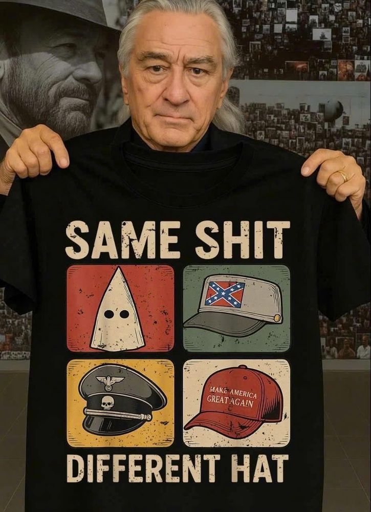 Robert de Niro tient un t-shirt devant lui. Sur fond noir 4 photos de chapeaux : la cagoule blanche du KKK, une casquette de confédéré américain, une casquette nazi, une casquette MAGA. Avec le texte "same shit, different hat" - "même merde, chapeaux différents"