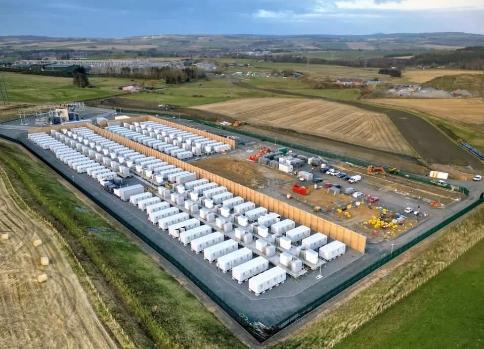 Wer sagt es Reiche?

Sehr interessanter Artikel (1. Kommentar im Original):

"Eine netzgebundene Batterie in den schottischen Highlands konnte sich im März beweisen, als elf Tage nach ihrer Inbetriebn...
