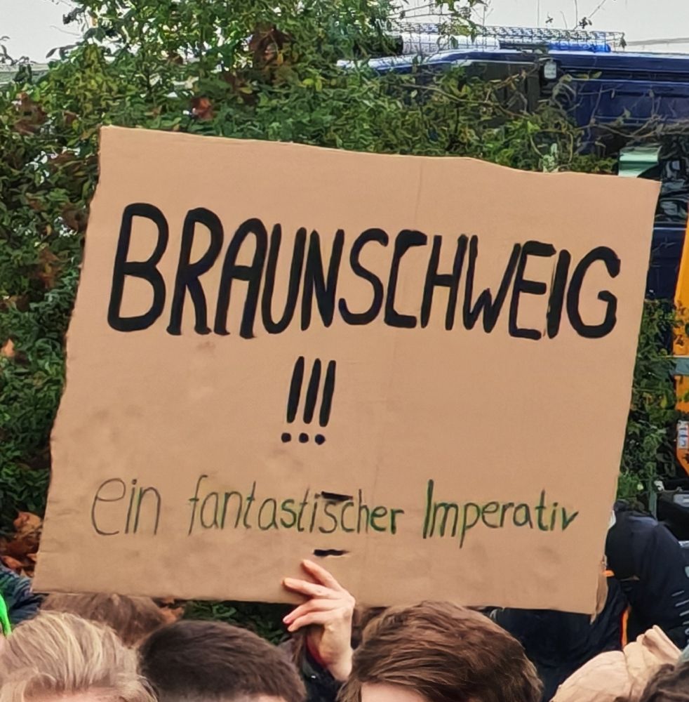 Pappe mit der Aufschrift "Braunschweig!!!
Ein fantastischer Imperativ"