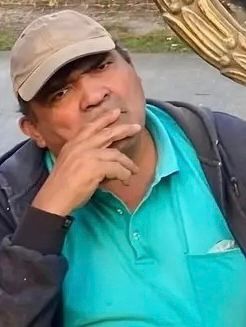 foto de homem de boné, camiseta gola polo e casaco de moletom, olhando para a câmera com expressão pensativa (a foto é um recorte da foto da postagem original)